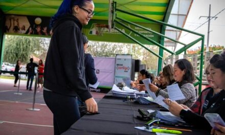Entrega Apodaca becas ‘Contigo’ a estudiantes de preparatoria y facultad