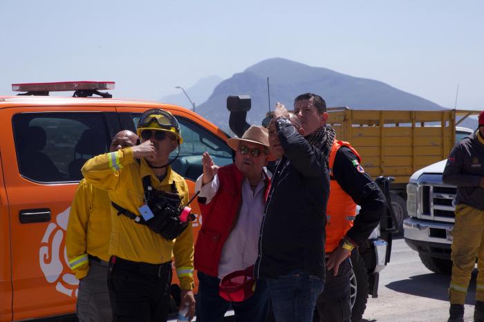Apoya Escobedo combate a incendio forestal en El Fraile