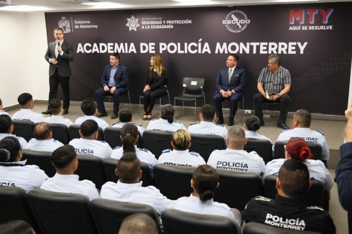 Entrega Adrián de la Garza constancias a policías capacitados